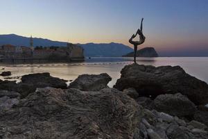 die Statue der Ballerina-Tänzerin, die auf dem Felsen steht. Budva, August 2018. foto