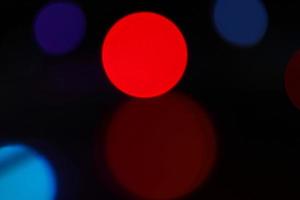 abstrakte Unschärfe heller Hintergrund. Blau und Rot, die Licht verzieren. Abstraktes Licht. Schönes Blau und Rot auf Schwarz foto
