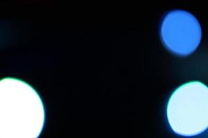 abstrakte Unschärfe heller Hintergrund. hellblau und dunkelblau dekorieren hell. abstraktes Licht. schöne hellblaue und dunkelblaue Unschärfe auf Schwarz foto