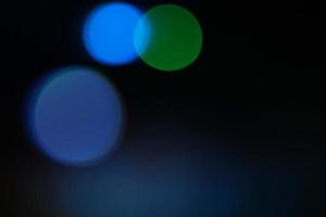 abstrakte Unschärfe hellen Hintergrund. Grünes und blaues Dekorationslicht.abstraktes Licht.schöne grüne und blaue Unschärfe auf Schwarz foto
