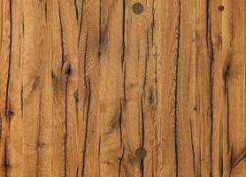 Textur und Hintergrund von sehr altem, rissigem braunem Holz nach Schutzbehandlung.