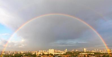 großer Regenbogenhalbkreis im Stadtbild des Tageshimmels. foto