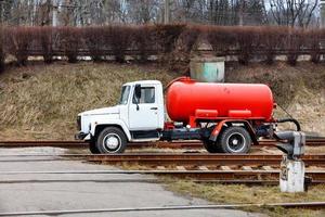 Abwasserwagen beim Pumpen von Fäkalien mit einer leuchtend roten Zisterne. foto