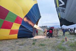 13.05.2018. Kappadokien, Göreme, Truthahn. der Prozess des Aufblasens von Heißluftballons foto