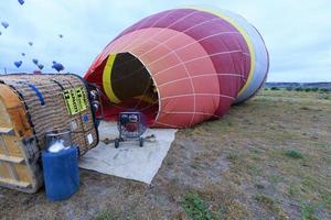 das Aufblasen von Ballons mit einem Benzingebläse und einem Gasbrenner. foto