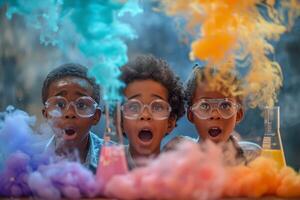 jung Studenten einnehmend im ein Wissenschaft Experiment mit bunt Flüssigkeiten im ein Klassenzimmer Rahmen foto