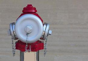 neuer und moderner Hydranten aus Stahl in Nahaufnahme foto