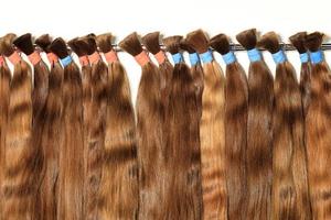 natürliche, schokoladenfarbene, braune, glänzende Bündel gesunder Haarverlängerungen. foto