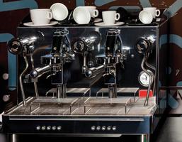 Professionelle moderne Kaffeemaschine Nahaufnahme mit selektivem Fokus, Low-Key-Bild. foto
