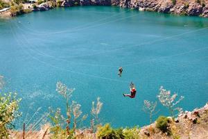 Auf dem Gelände eines alten Granitsteinbruchs ist eine Seilbahn über einen Radonsee in der Nähe des Dorfes Migia in der Ukraine entstanden. foto