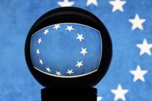 EU-Flagge in Reflexion über eine Kristallkugel foto