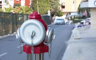 der Kopf des Straßenhydranten im Hintergrund der Straße foto