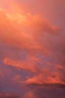 schöner Sommersonnenuntergang mit orangefarbenem Himmel und Wolken foto
