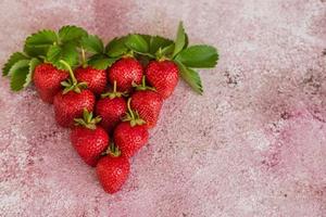 Haufen frische Erdbeeren in Keramikschale foto
