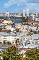 die landschaft des sommers kyiv mit blick auf den alten bezirk podil mit einem riesenrad. foto