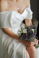 Lavendel-Hochzeitsstrauß aus frischen Naturblumen foto