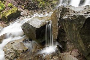 große Felsen Felsbrocken im Gebirgsbach des Flusses foto