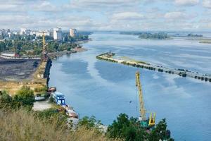 der breite fluss dient der stadt als transportader, um das heizkraftwerk der stadt mit kohle zu versorgen. foto