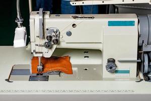 Industrienähmaschine zur Herstellung von Möbelbezügen aus Leder und anderen dichten Stoffen. foto