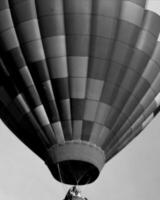 schwarz und Weiß heiß Luft Luftballons Hintergrund foto