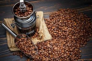 geröstete Kaffeebohnen auf hölzernem Hintergrund foto