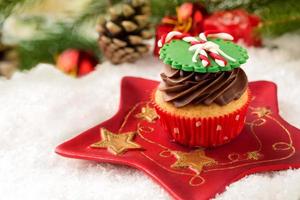 Cupcake mit festlicher Weihnachtsdekoration foto