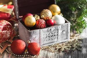 Weihnachtshintergrund, Weihnachten mit Geschenkhintergrund und Balldekoration foto