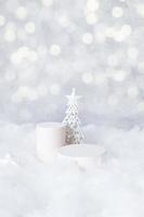 Podiums-Mok-up für Kosmetik im Schnee mit einem Weihnachtsbaum auf einem Bokeh-Hintergrund-Hochformat