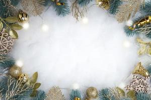 Rahmen aus Weihnachtsschmuck auf verschneitem Hintergrund mit Kopierraum foto