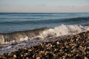 Wellen am Meeresufer. welligkeit des wassers in der nähe der küste. Wasserbewegung in der Nähe des Meeres foto