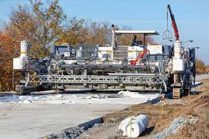 Industriebetonfertiger baut eine neue Transportstraße mit hoher Leistung. foto