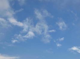 blauer Himmel mit Wolken foto