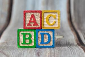 ABC-Holzblock auf dem Tisch. foto