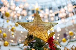 Stern-Zieraufhängung am Weihnachtsbaum foto