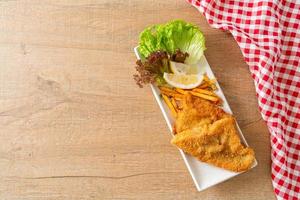 Fish and Chips - gebratenes Fischfilet mit Kartoffelchips foto