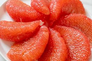 frische rote Pampelmuse oder Grapefruit foto