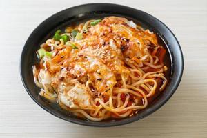 Ramen-Nudeln mit Gyoza oder Schweineknödel foto