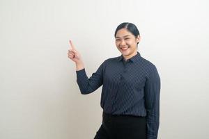asiatische Frau mit Hand auf weißem Hintergrund foto