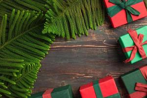 Weihnachten bunte Geschenkbox mit Tannenblatt und Dekoration Ornament auf Holztisch foto