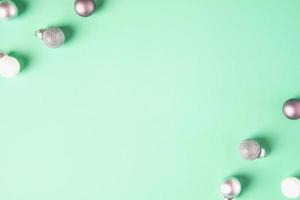 Gruppe von Weihnachtskugeln Kugeldekoration auf pastellgrünem Hintergrund foto