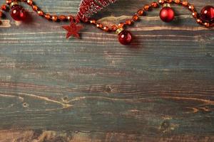 Weihnachtskugel und Kiefernbaumdekorationsverzierung auf Tischholzhintergrund foto