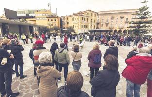 sanremo, italien, 20-11-2021 italienische bürger demonstrieren auf den straßen gegen das green-pass-gesetz, journalistische reportage foto