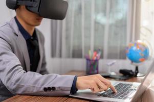 Geschäftsmann Virtual-Reality-Brille vr Augmented Reality Metaverse in der virtuellen Welt. foto