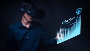 Geschäftsmann mit Virtual-Reality-Metaverse-Brille in die virtuelle Welt, die das Geschäftswachstum als Balkendiagramm zeigt foto