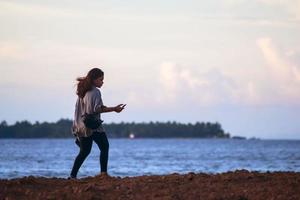 Sorong, West Papua, Indonesien 2021. Mädchen allein am Strand bei Sonnenuntergang. foto