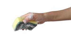 Hand hält Reinigungsschwamm auf weißem Hintergrund foto