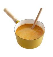 rotes Curry in gelbem Emailletopf auf weißem Hintergrund foto
