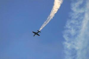 das flugzeug macht rauchweg, europameisterschaft im kunstflug foto