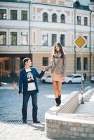 Mann und Mädchen gehen morgens glücklich auf den leeren Straßen spazieren foto