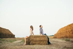 ein Typ mit einem Mädchen auf einem Sommerspaziergang auf dem Feld foto